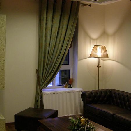 Room "Honeybee" In A Neoclassical House Kastoria Exterior photo